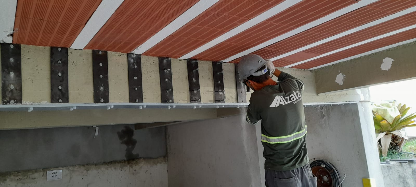 Reforço com utilização de chapas de aço