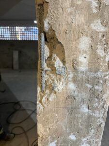 estrutura industrial com corrosão avançada no concreto armado