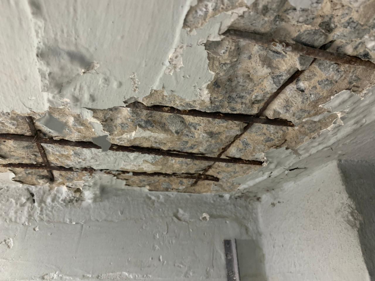 Estrutura afetada pela carbonatação do concreto, com início de corrosão visível nas armaduras.