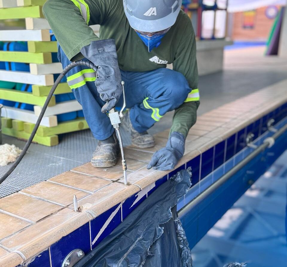 Equipe técnica realizando a recuperação de piscina com infiltração