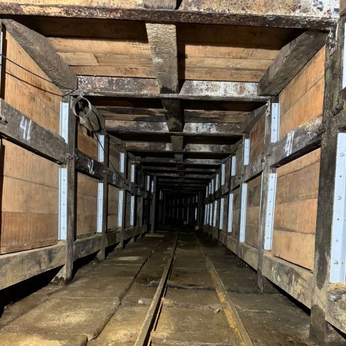 Reforço em mina subterrânea com madeira